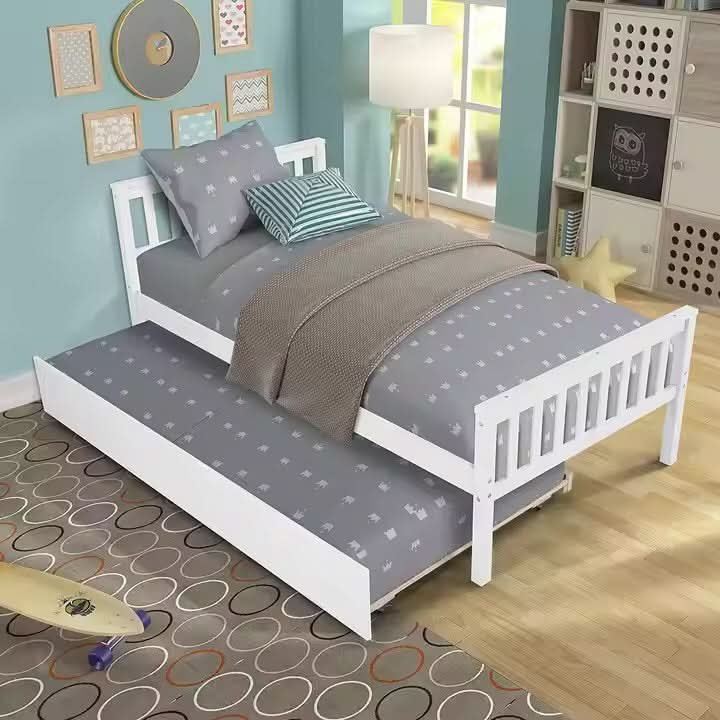 سرير أبيض بتصميم بسيط