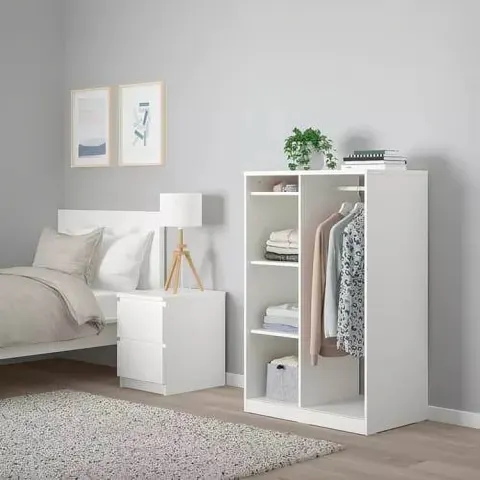 خزينة بعلاقة ملابس