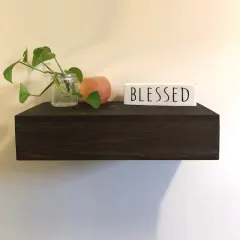 رف مزود بدرج بتصميم خشبي