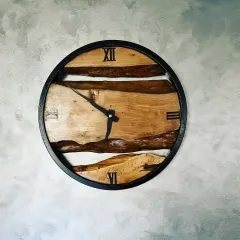 ساعة حائط خشبية بتصميم عتيق