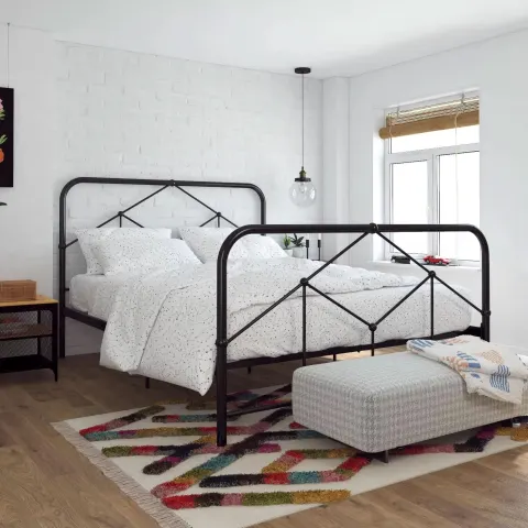 سرير معدني بشكل هندسي