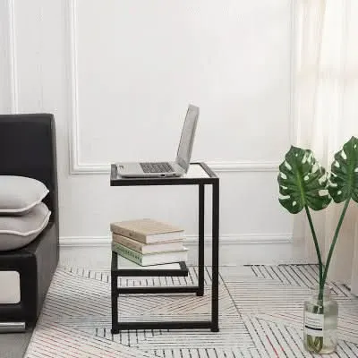 طاولة جانبية بتصميم عملي