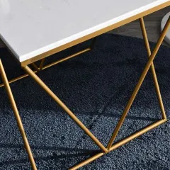 طاولة جانبية بتصميم مميز