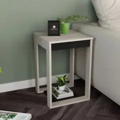 طاولة جانبية بسيطة
