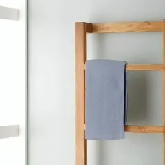 علاقة خشبية معلقة بتصميم بسيط