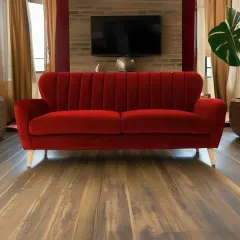 كنبة بأرجل خشبية