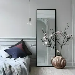 مرايا بإطار أسود