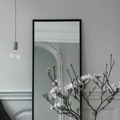 مرايا بإطار أسود