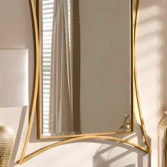 مرايا بإطار ذهبي